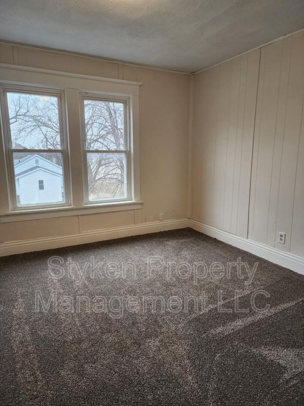 1350 E Chestnut St - Photo 2 of 9