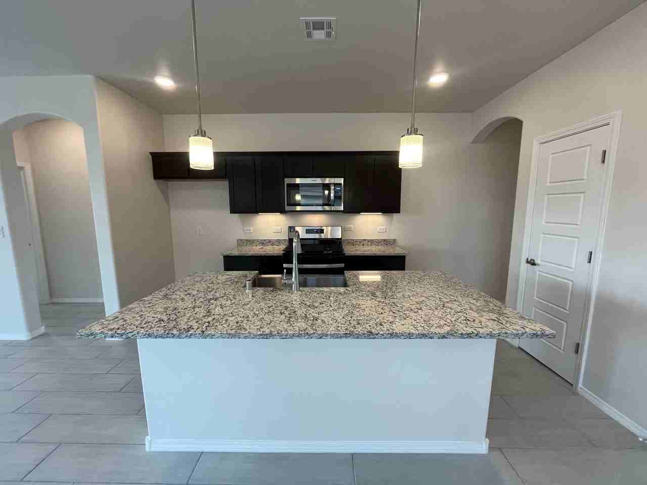 2856 Cambridge Ave Ne - Photo 3 of 20