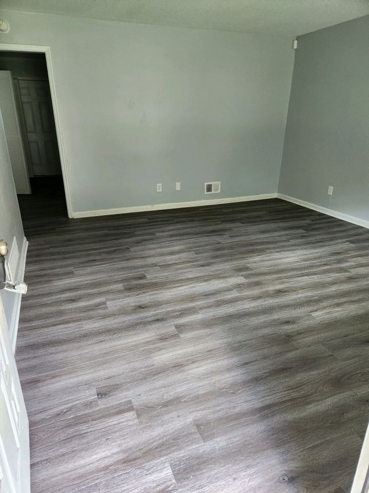 Crimson Apple Valley - Photo 2 of 9