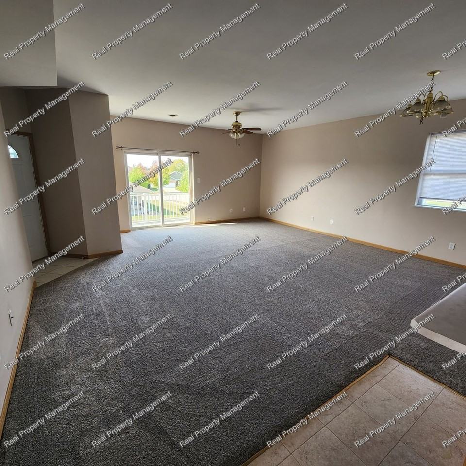 10704 Pike St - Photo 2 of 15