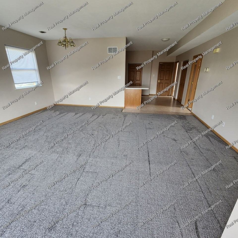 10704 Pike St - Photo 3 of 15