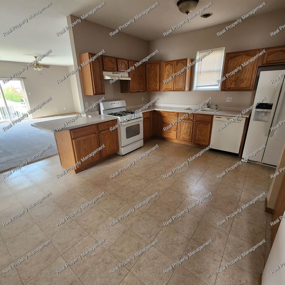 10704 Pike St - Photo 5 of 15