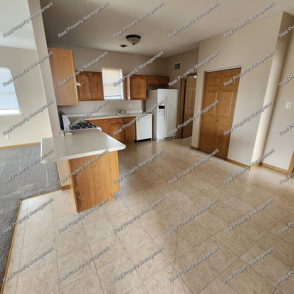 10704 Pike St - Photo 6 of 15