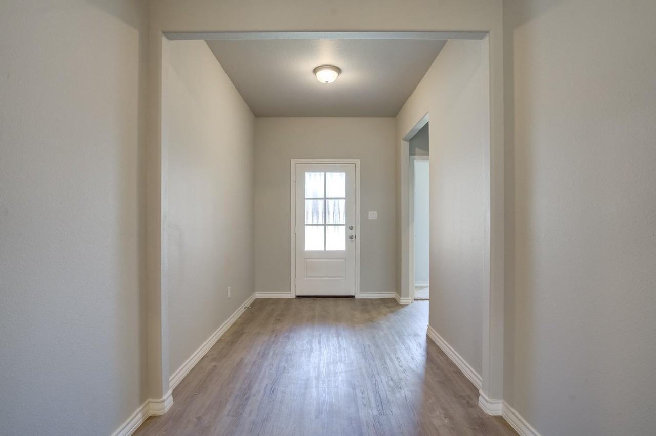 7602 60th St - Photo 2 of 20