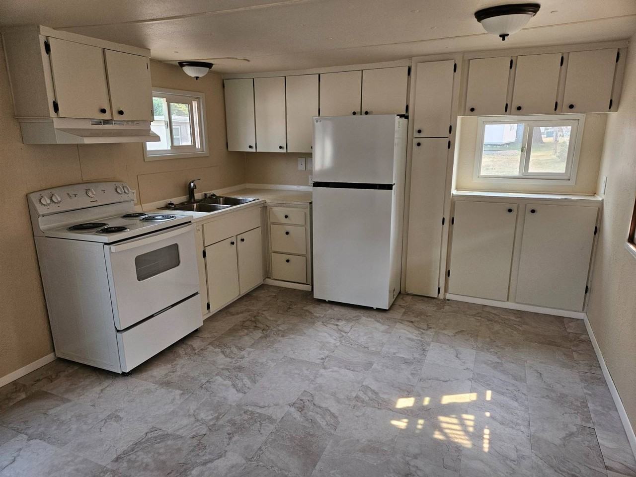 76332 Rainbow St - Photo 2 of 4