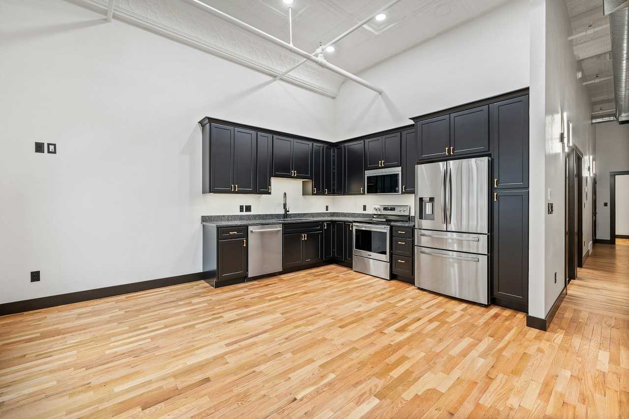 522 6th St #304 - Photo 2 of 8