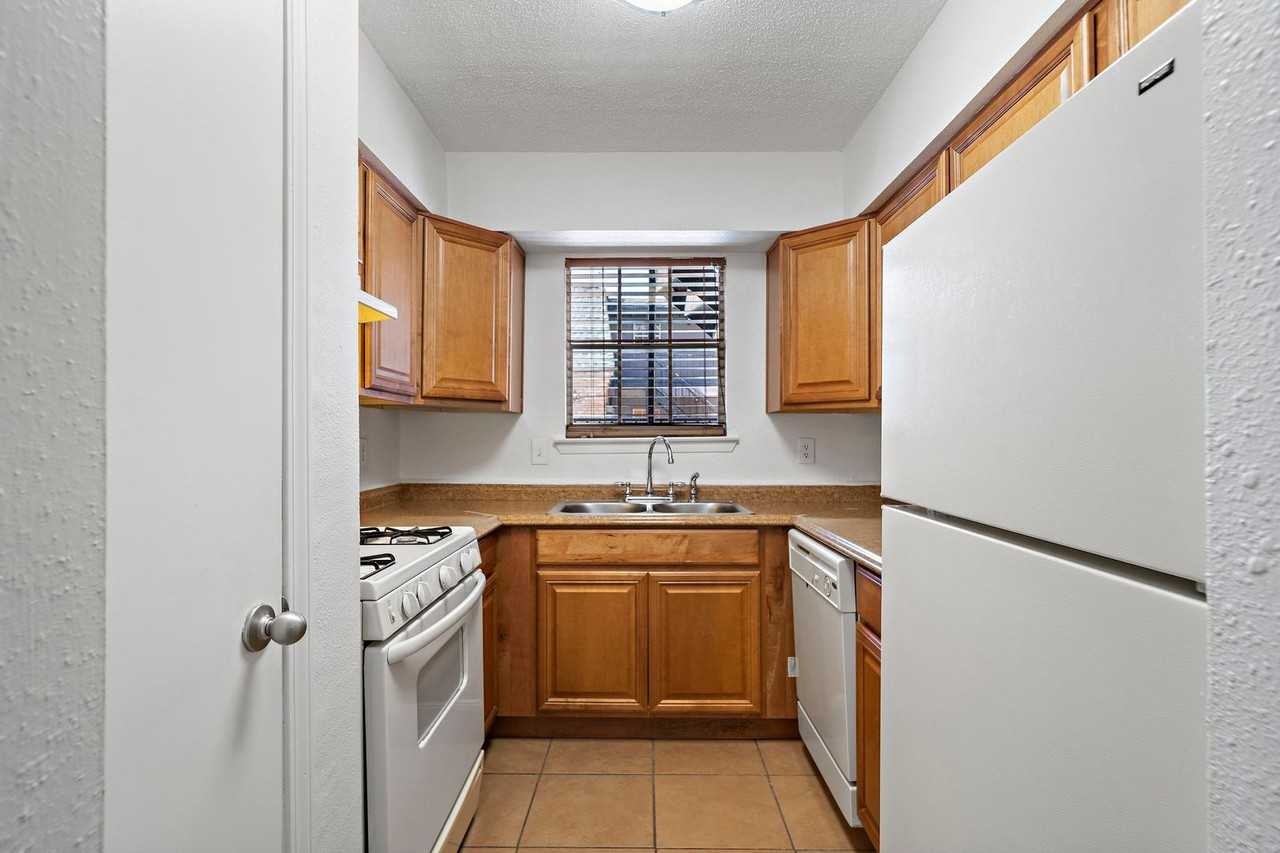 711 Holiday Dr #28 - Photo 4 of 10