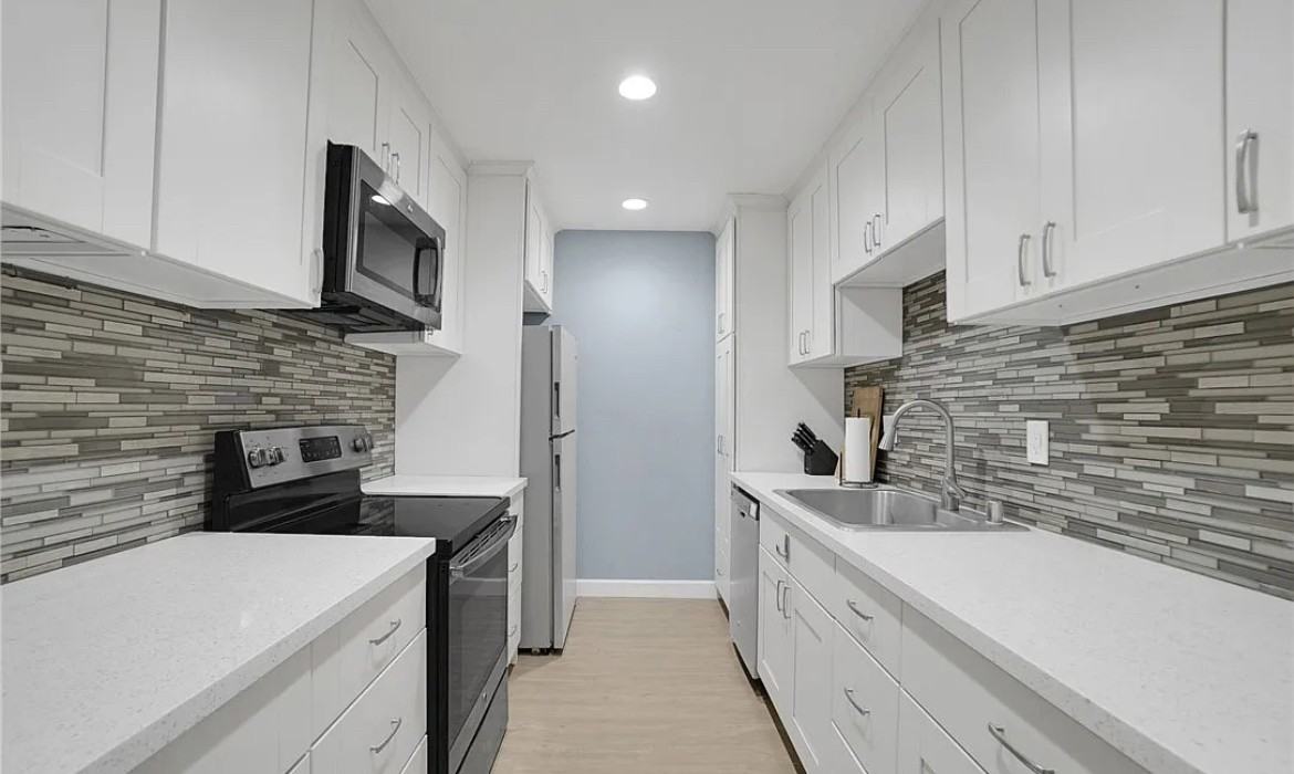 3565 Linden Ave - Photo 3 of 10