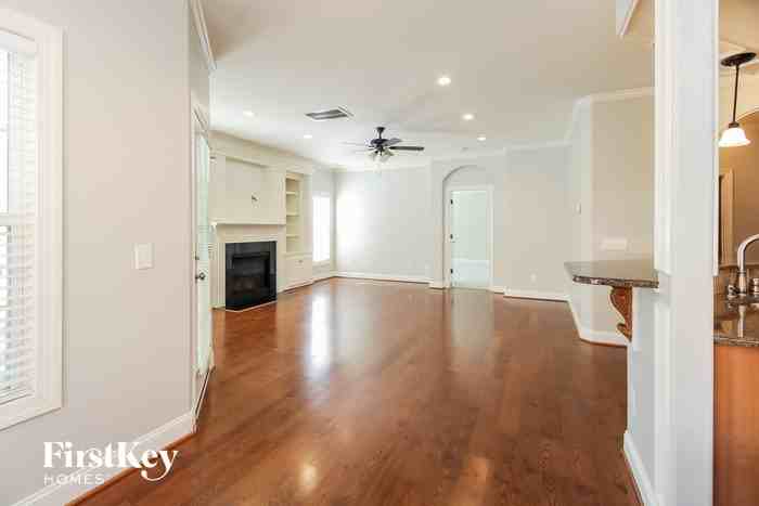 3238 Polo Rd - Photo 3 of 15