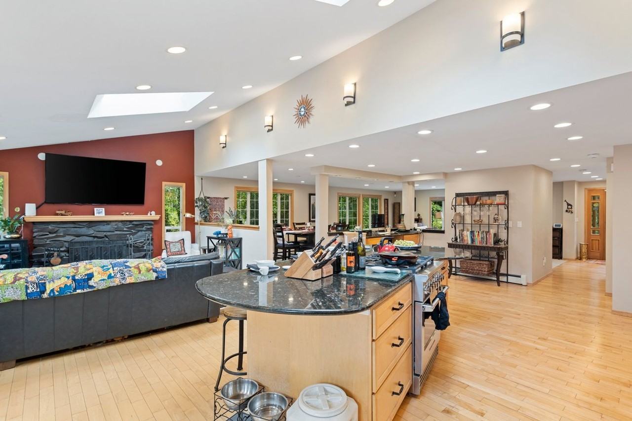 12406 Maplewood Ave - Photo 3 of 30