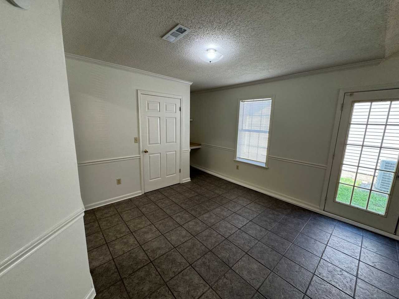 1006 Turtle Creek Boulevard - Photo 5 of 19