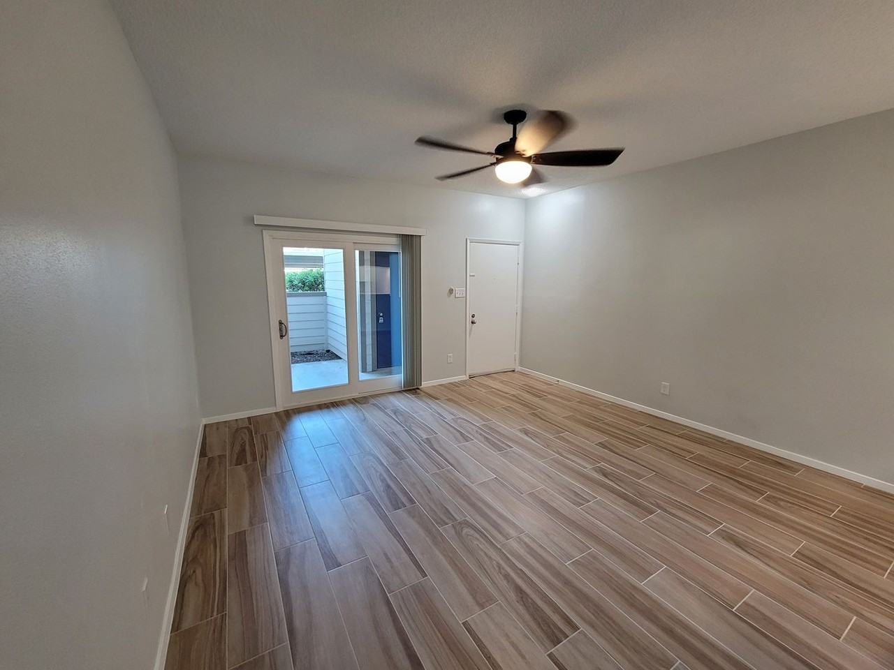 7055 N Holiday Dr - Photo 2 of 17