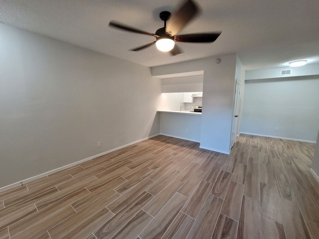 7055 N Holiday Dr - Photo 3 of 17