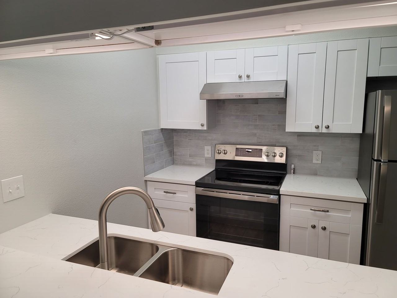 7055 N Holiday Dr - Photo 4 of 17