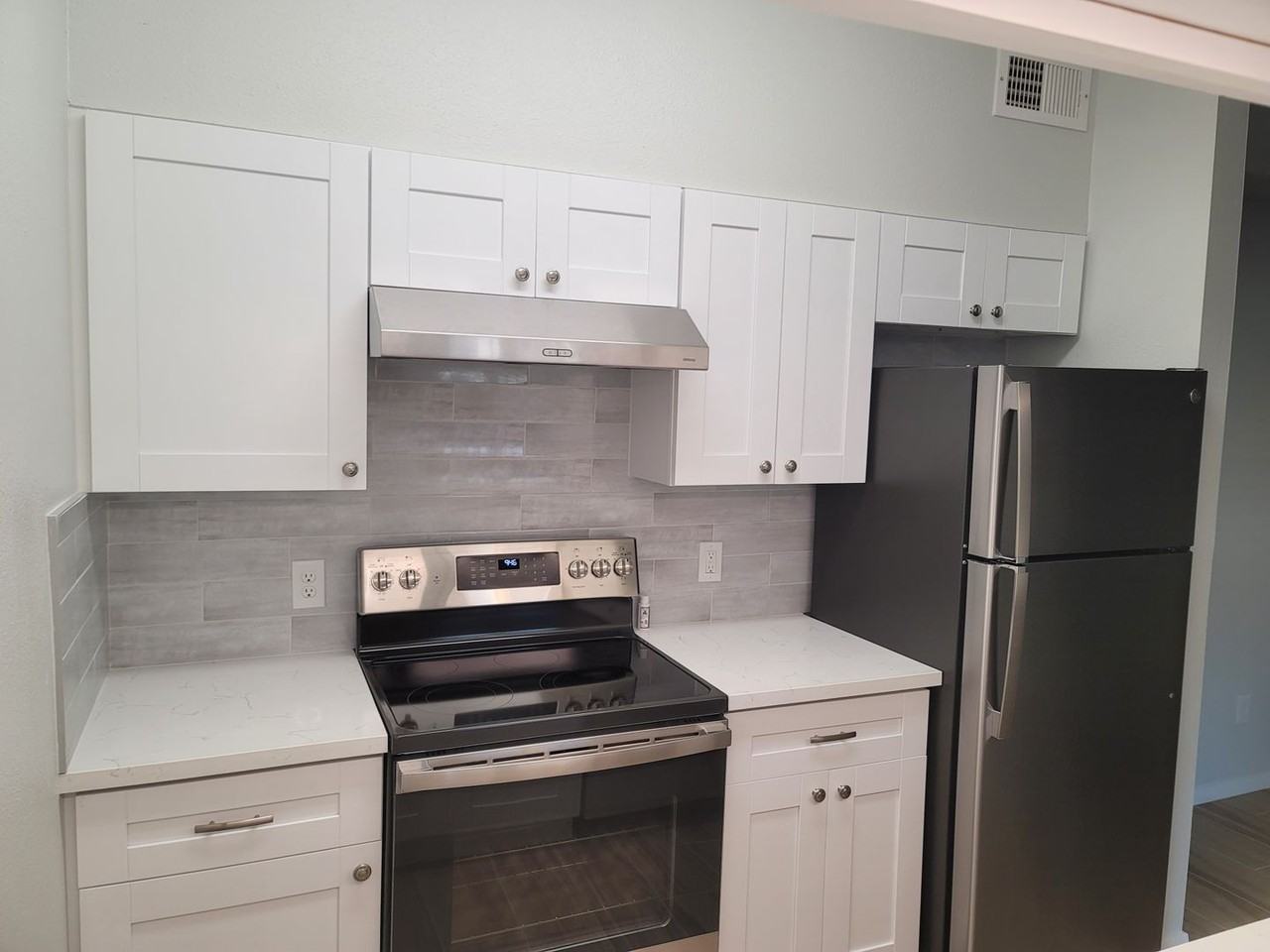 7055 N Holiday Dr - Photo 5 of 17
