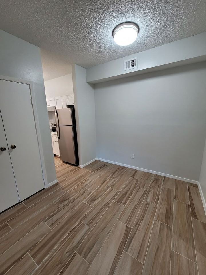 7055 N Holiday Dr - Photo 6 of 17