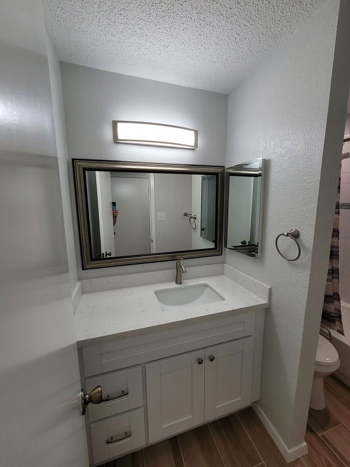 7055 N Holiday Dr - Photo 7 of 17