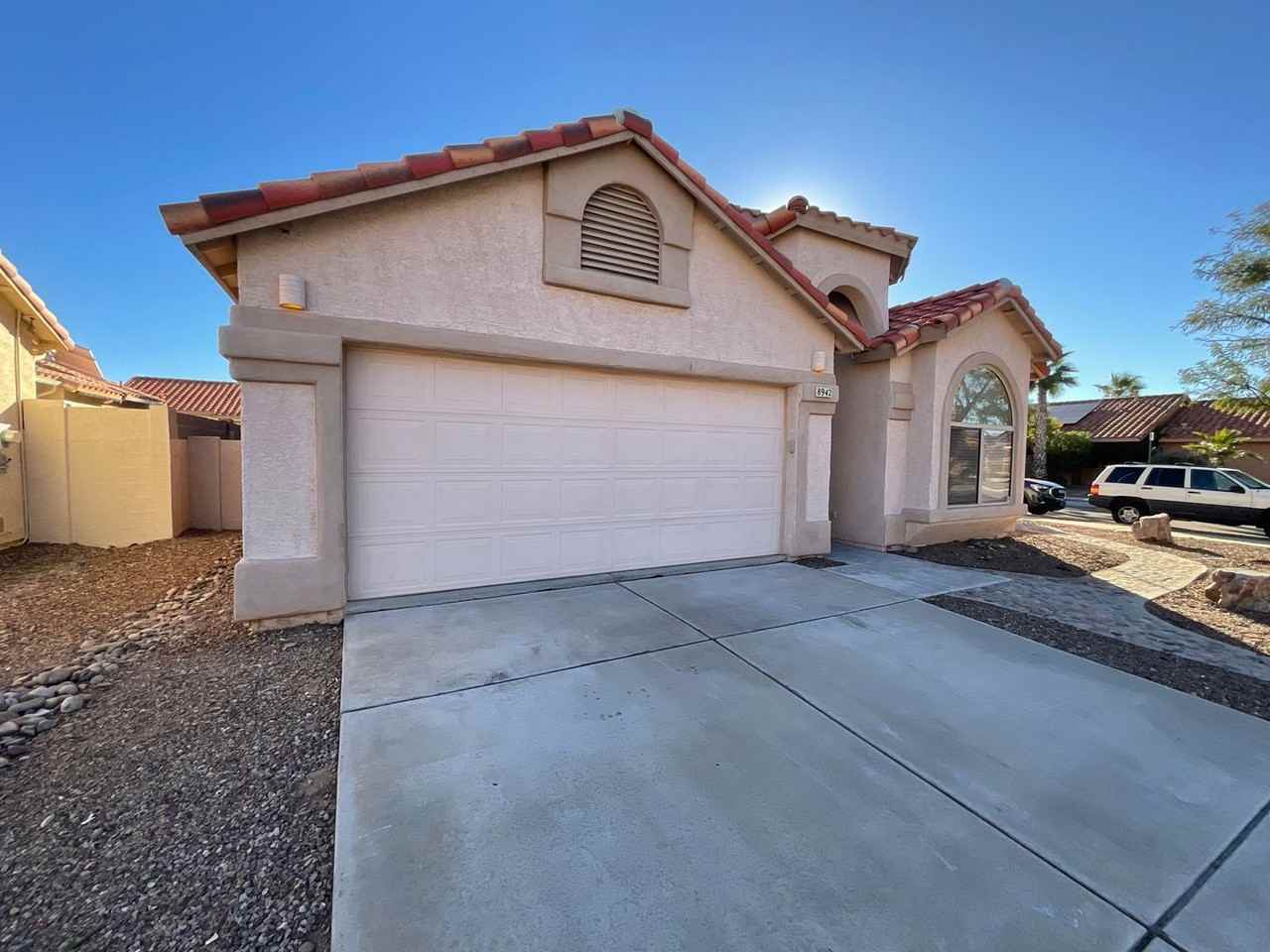 8942 E Laurie Ann Dr - Photo 2 of 46