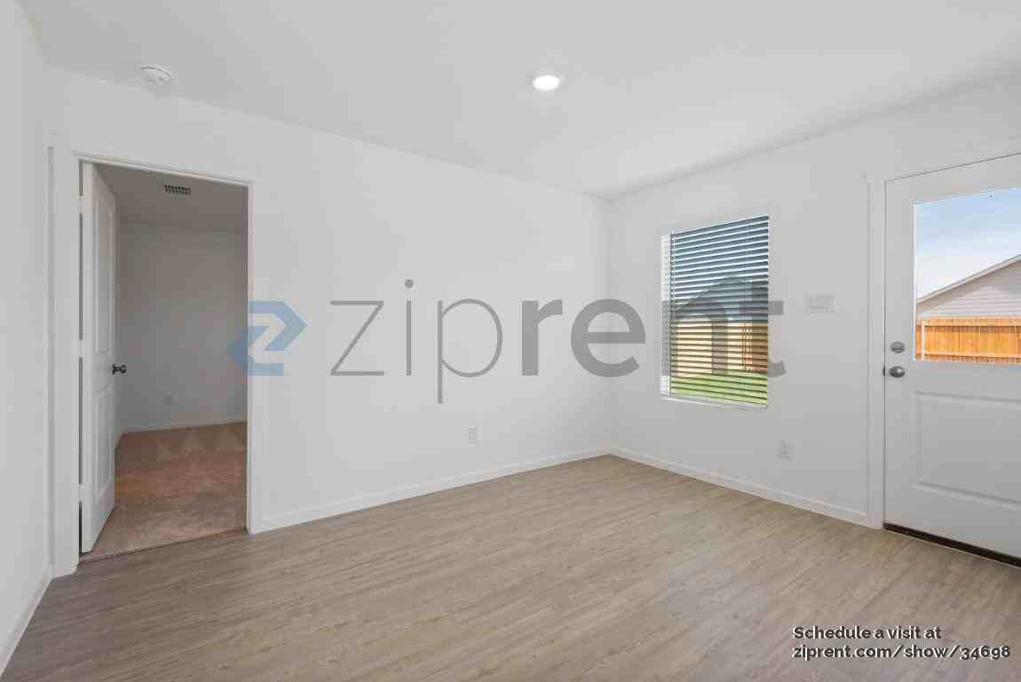 6739 Fairview Ave - Photo 7 of 22