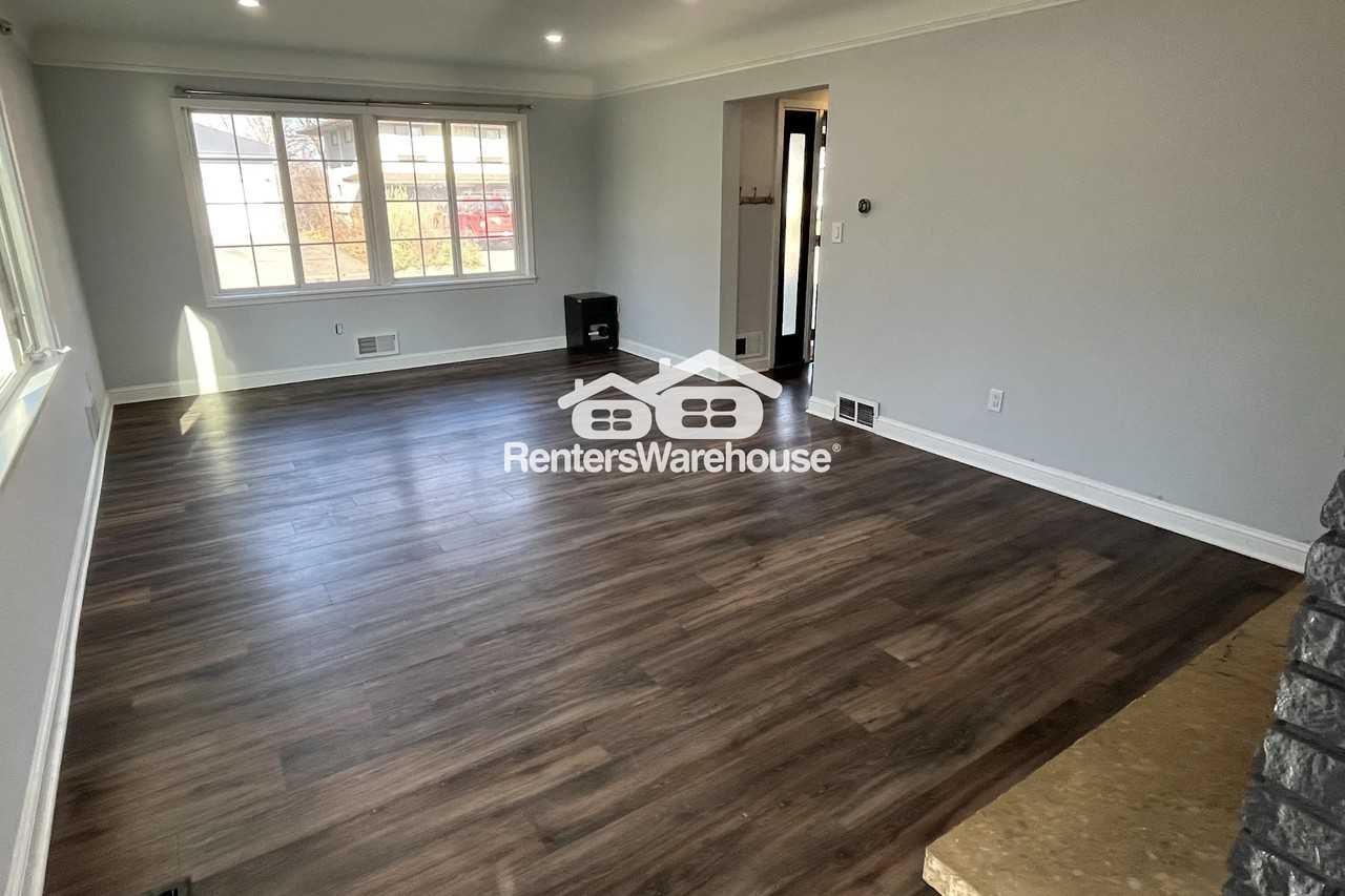 952 Logan Ln - Photo 3 of 31