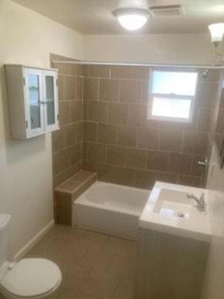 1208 N Harrison Ave - Photo 3 of 8