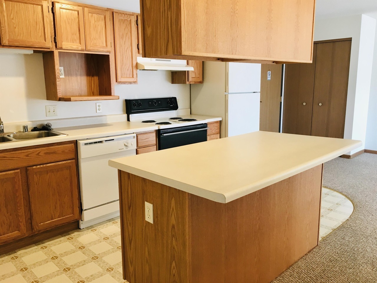 1021 GRANDVIEW AVE - Photo 2 of 26