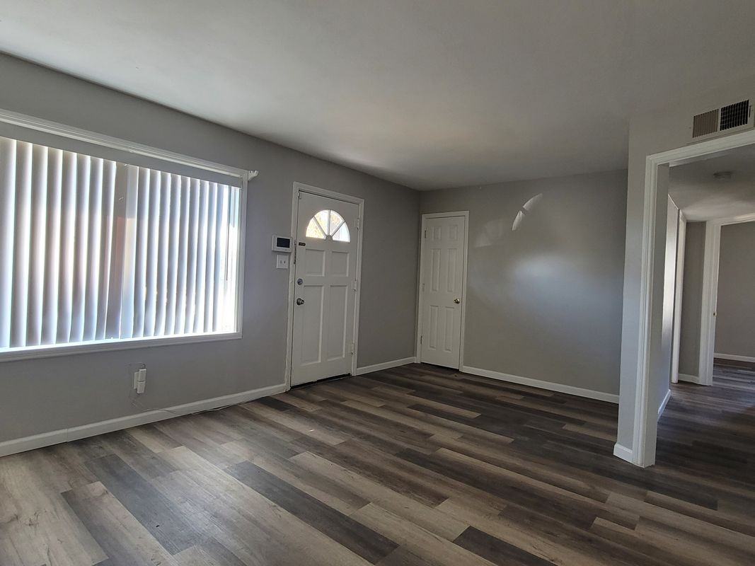 10060 Sheldon Dr - Photo 2 of 10