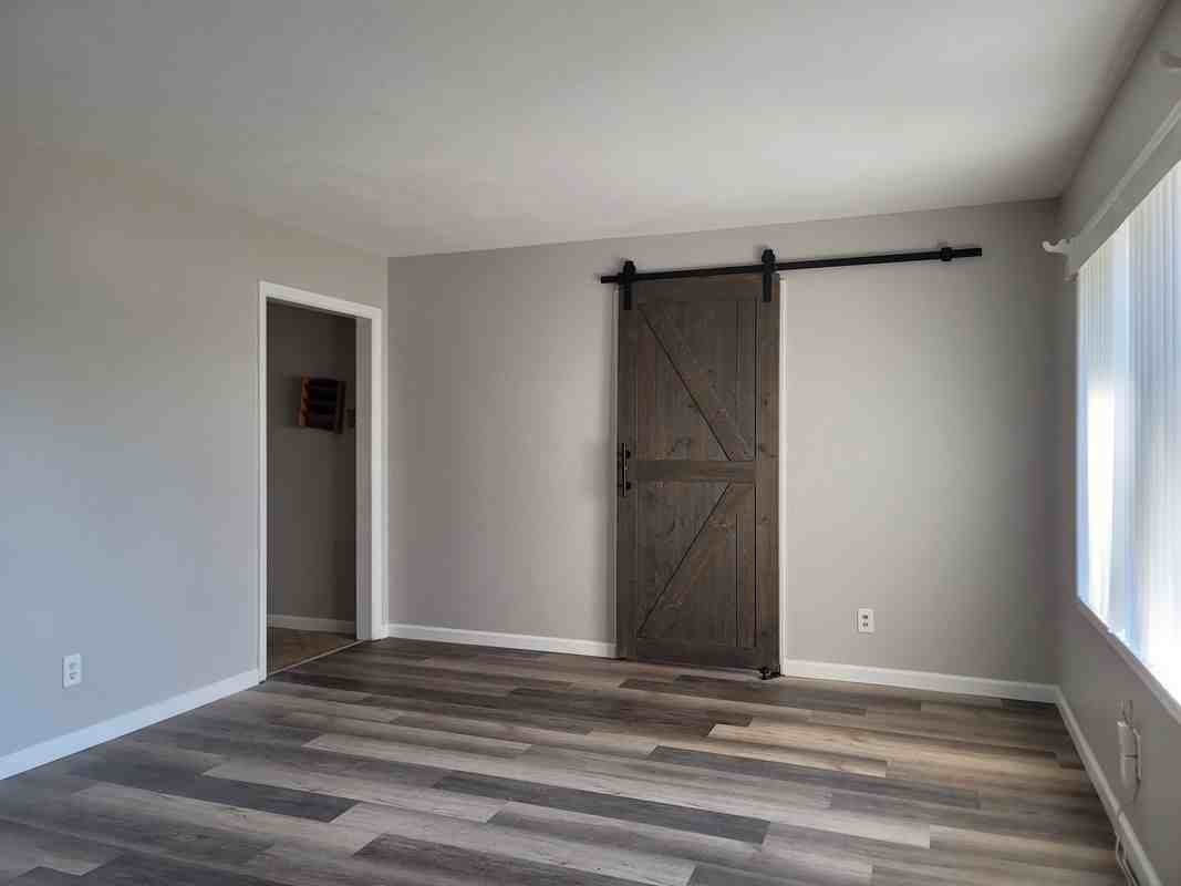 10060 Sheldon Dr - Photo 3 of 10