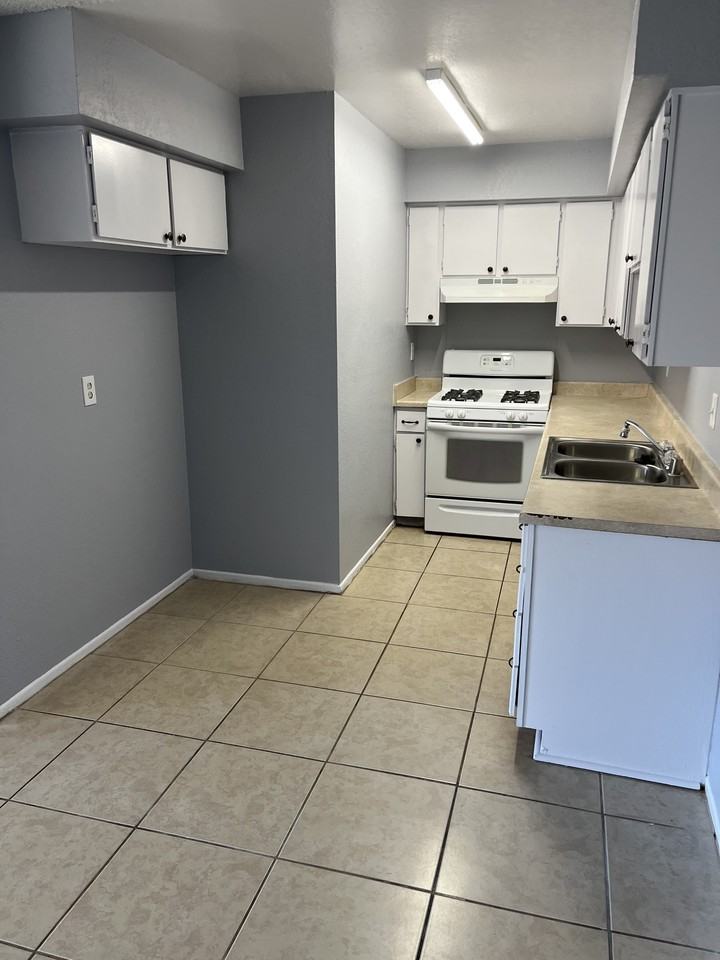 21739 Panoche Rd - Photo 3 of 12