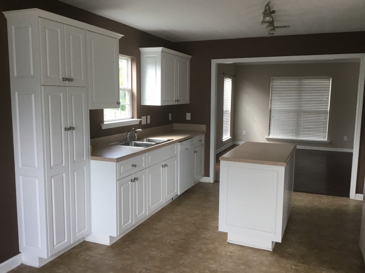 712 Keyes Dr - Photo 4 of 17
