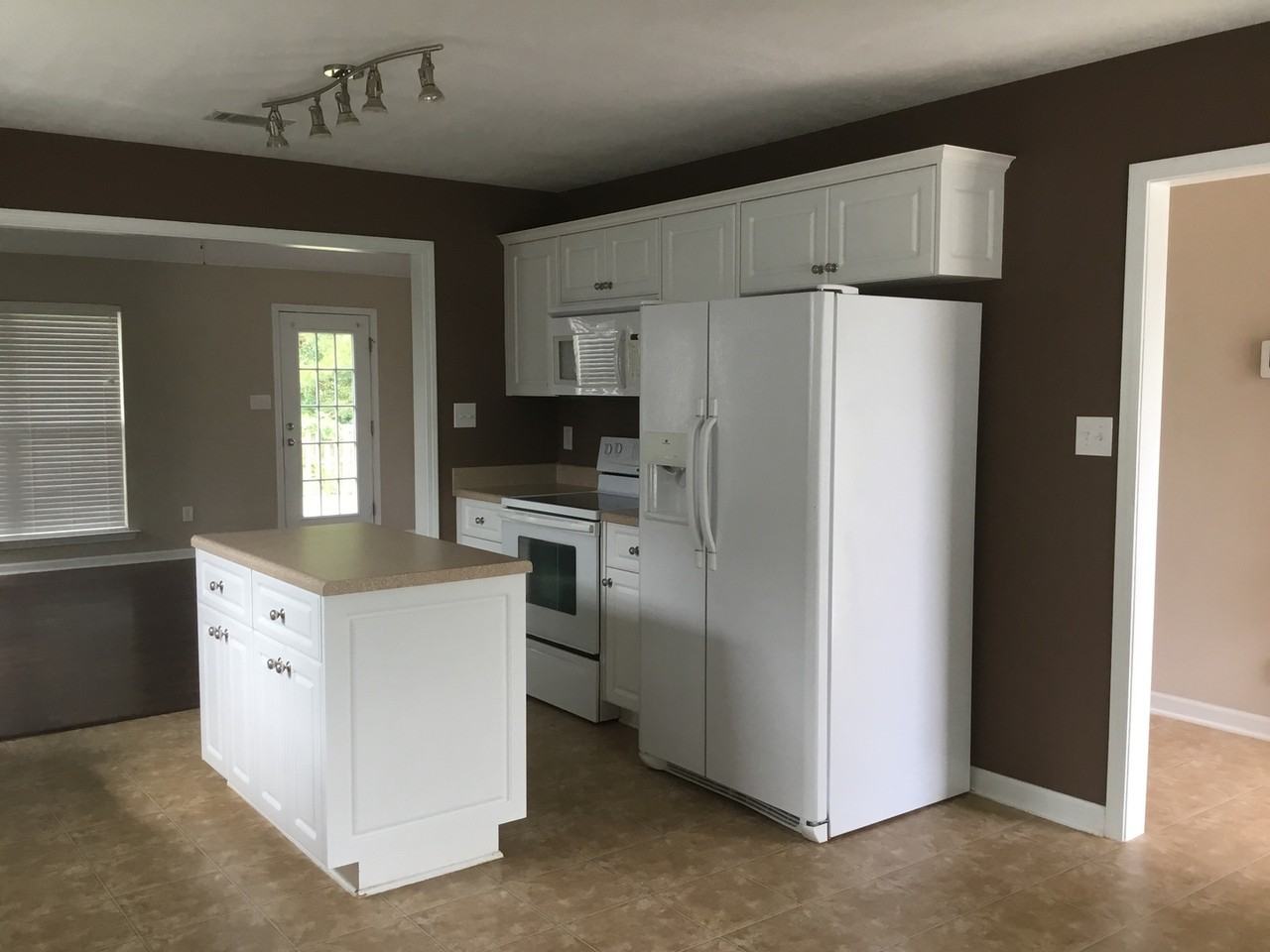 712 Keyes Dr - Photo 5 of 17