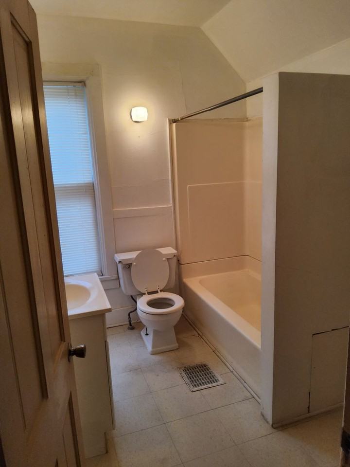 225 Summit St - Photo 3 of 5
