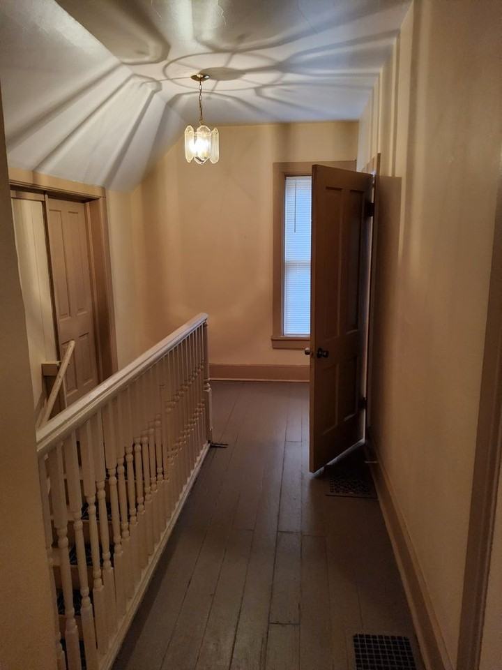 225 Summit St - Photo 4 of 5