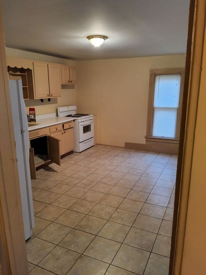 225 Summit St - Photo 5 of 5