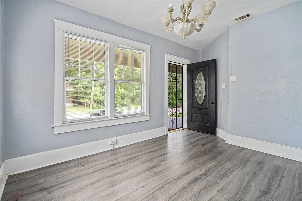 907 S Dearborn St - Photo 2 of 20