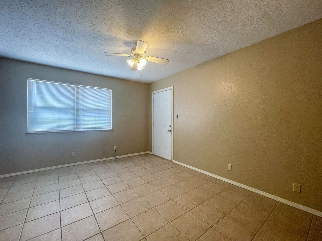 301 W. Davis - Photo 2 of 23