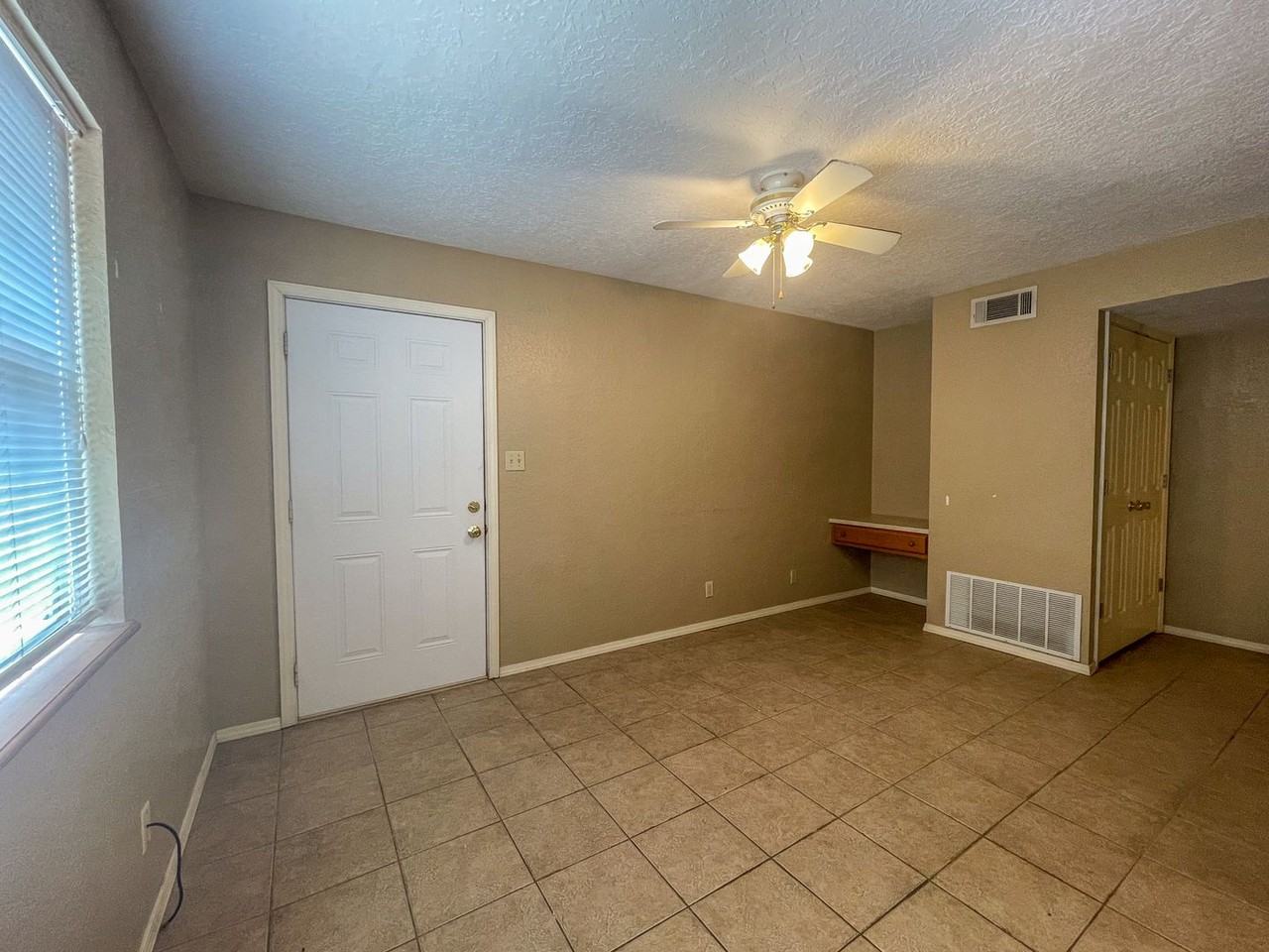 301 W. Davis - Photo 3 of 23