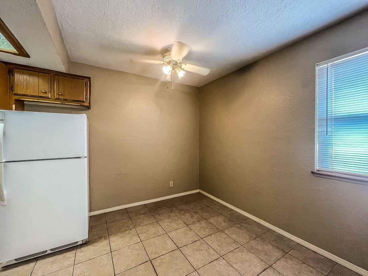 301 W. Davis - Photo 4 of 23