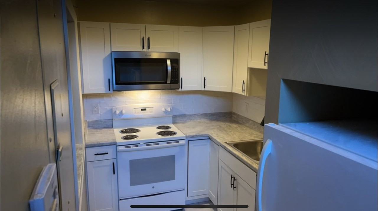 1418 Bradley Dr - Photo 4 of 24