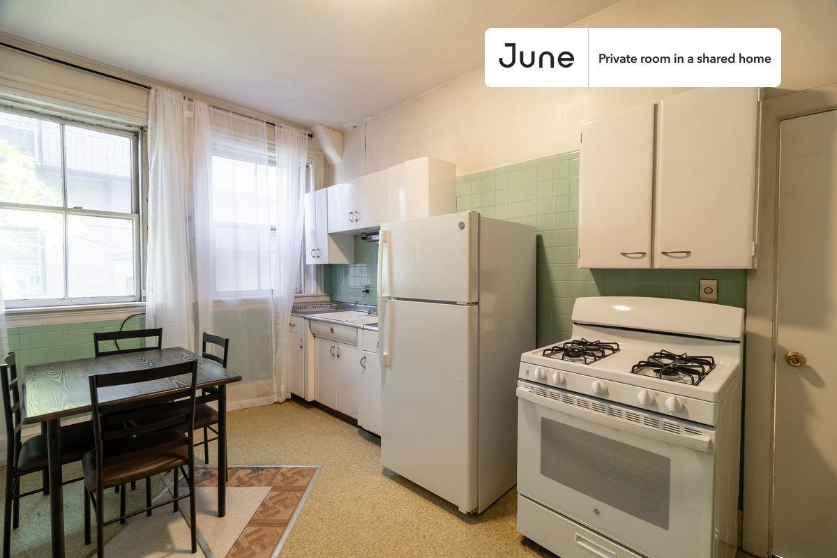 923 Beacon St #C - Photo 4 of 8