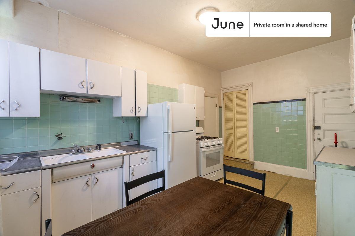 923 Beacon St #C - Photo 5 of 8