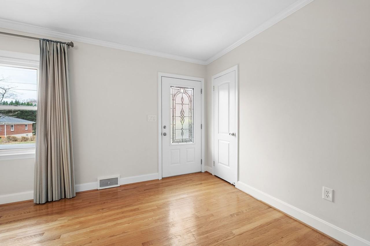 1422 Brookville Ln - Photo 3 of 50