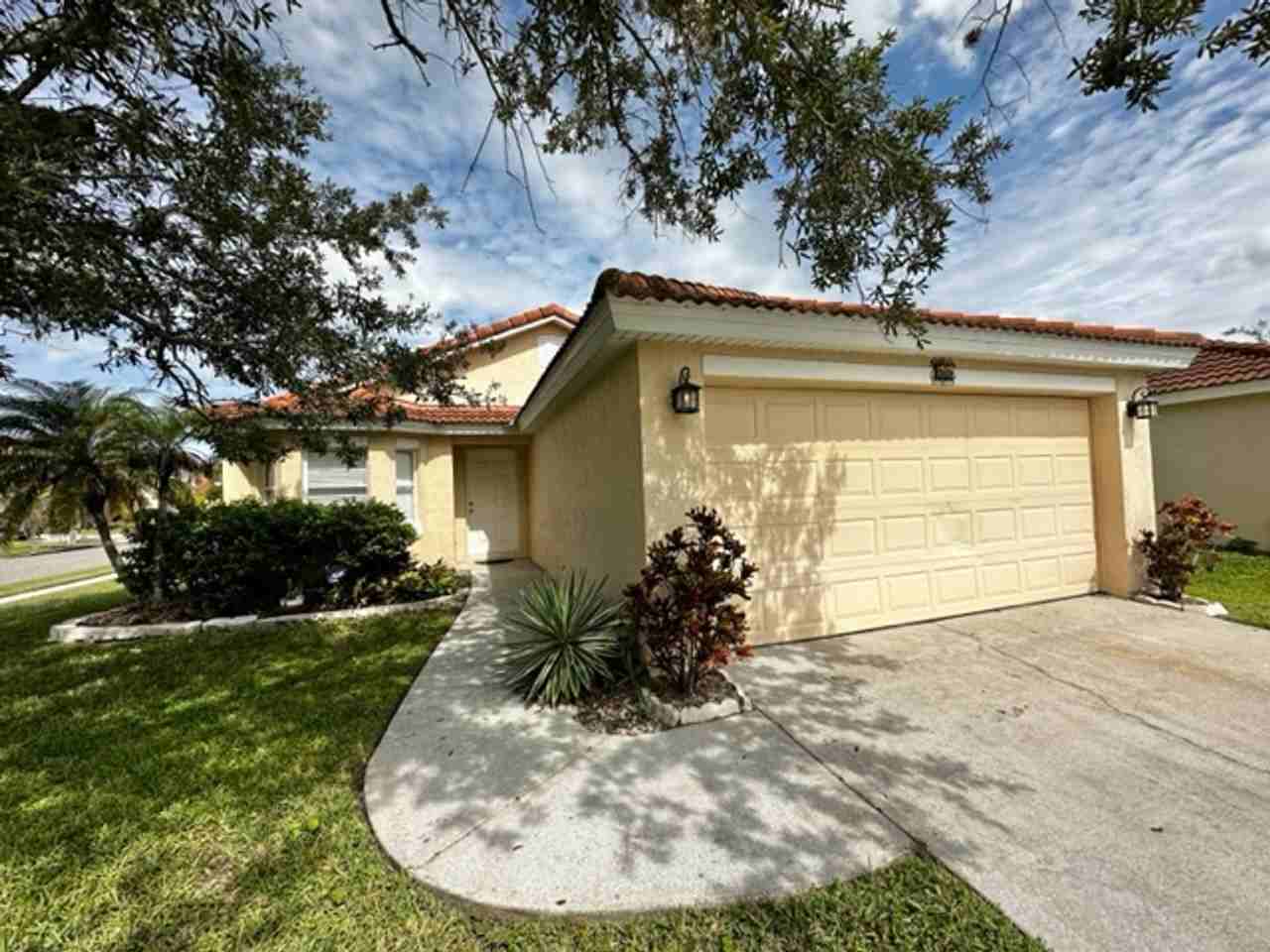 55 Vanna Ct - Photo 2 of 27