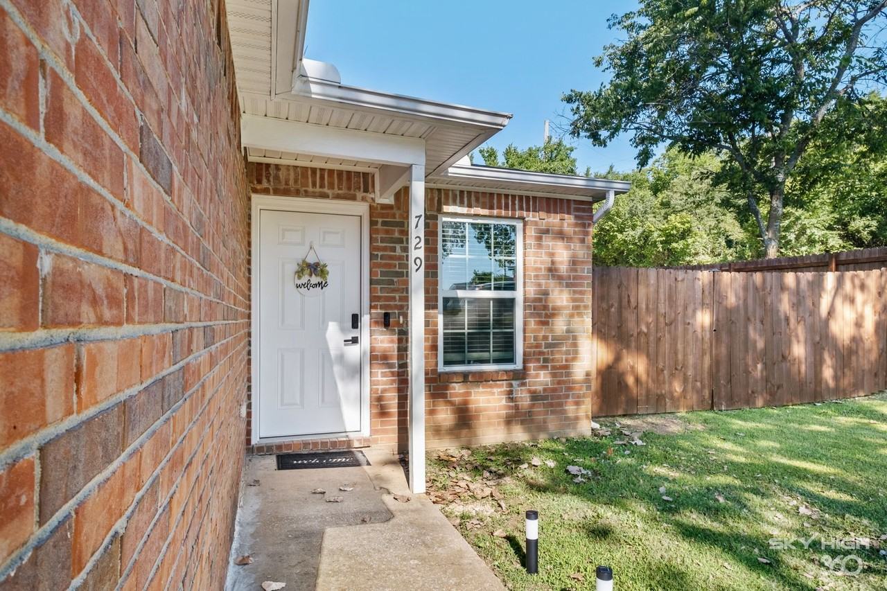 729 S Erika Ave - Photo 2 of 49