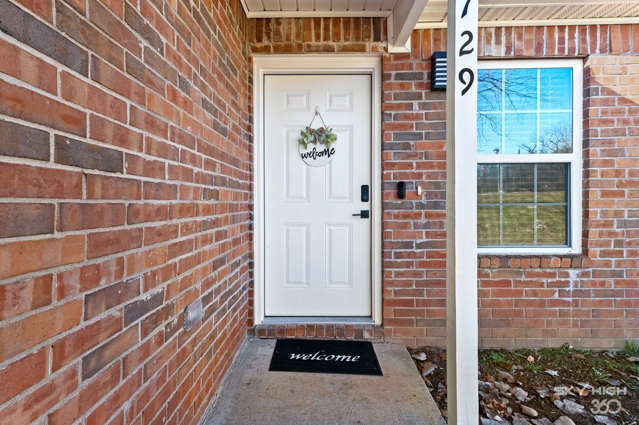 729 S Erika Ave - Photo 3 of 49