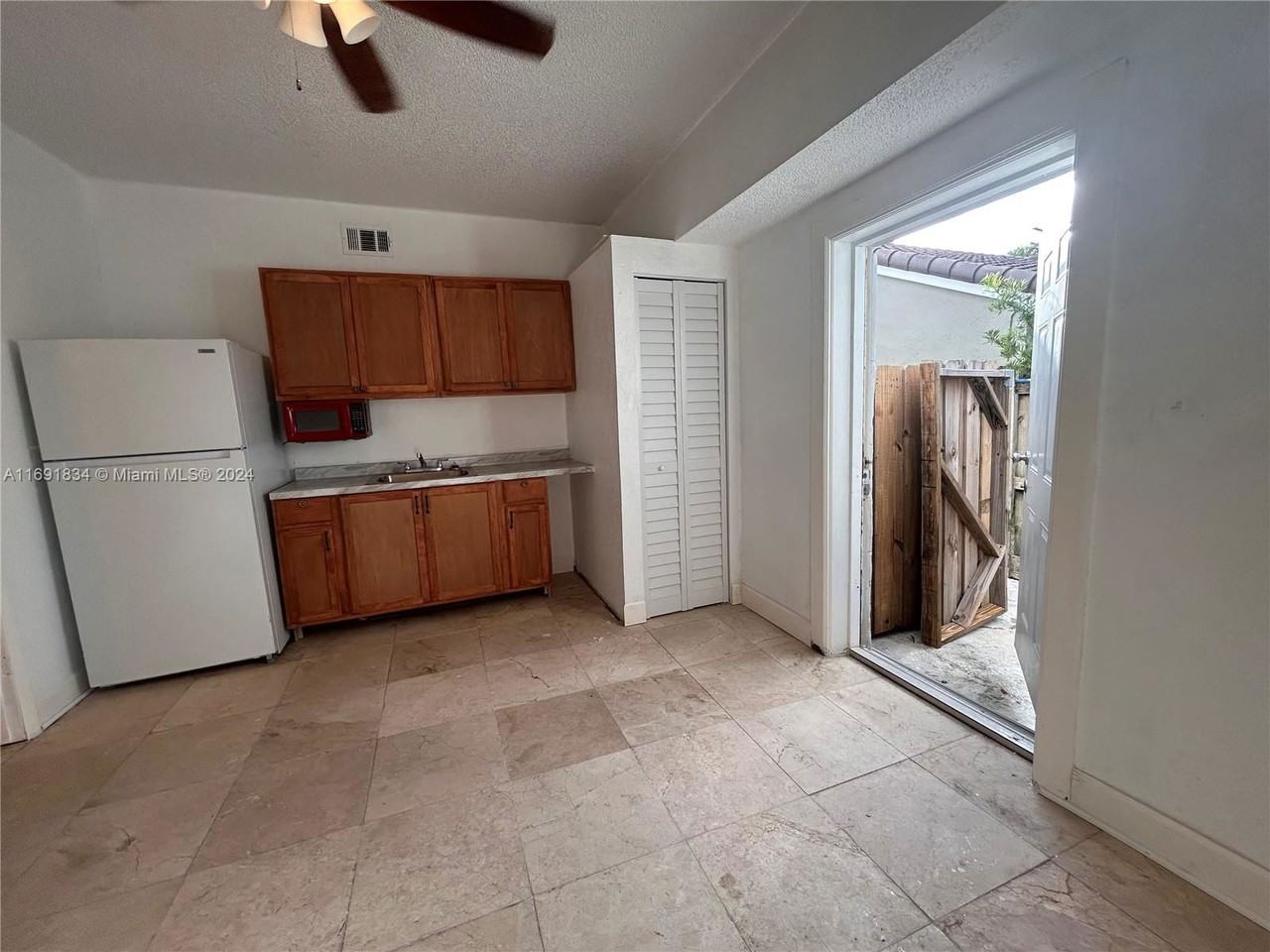 15960 Sw 76th St - Photo 3 of 8