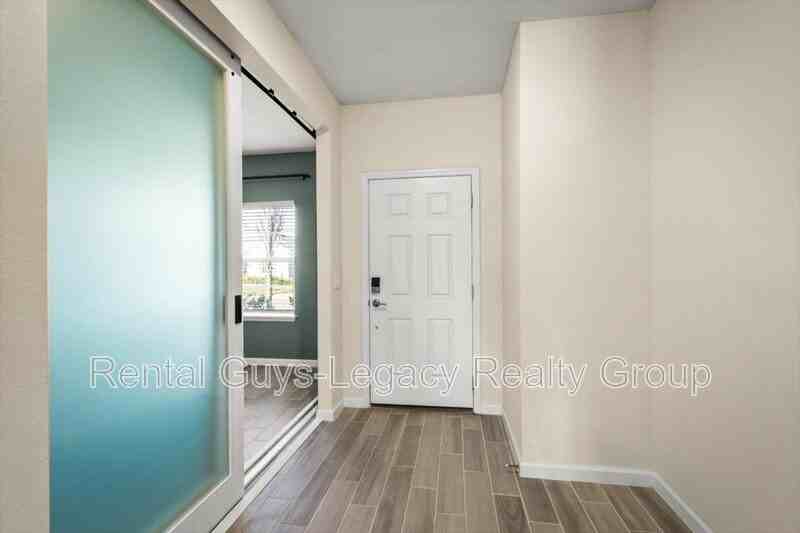 400 Bloomfield Way - Photo 3 of 32