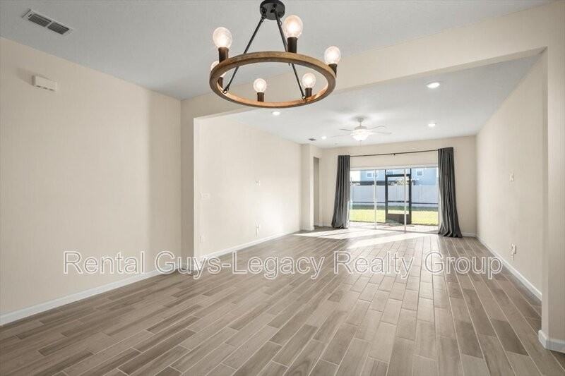 400 Bloomfield Way - Photo 6 of 32