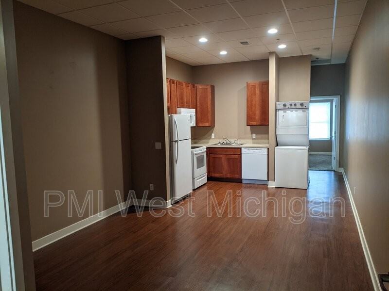 620 S Broadway St #6 - Photo 3 of 11