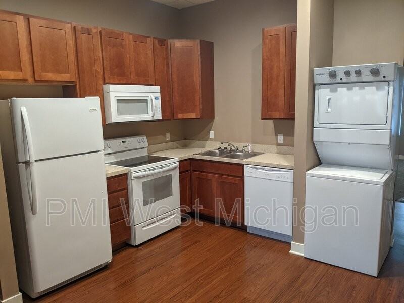 620 S Broadway St #6 - Photo 4 of 11